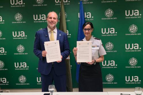 <i>El rector de la Universidad de Jaén, Nicolás Ruiz, y la comisaria jefa de la Policía Nacional en Jaén, Layla Dris Hach-Mohamed, posando tras la firma del protocolo. / UJA. </i>