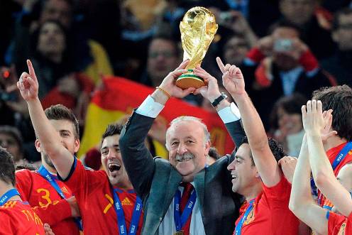 <i>Vicente del Bosque levanta la Copa del Mundo.</i>