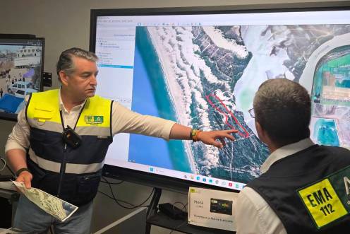 <i>El consejero de Sanidad, Presidencia y Emergencias en funciones, Antonio Sanz, junto a un mapa durante un dispositivo contra incendios. / Diario JAÉN</i>