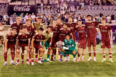 <i>La plantilla del Córdoba CF con el trofeo ganado frente a su rival, el Real Jaén, en el Trofeo del Olivo. / Córdoba CF.</i>