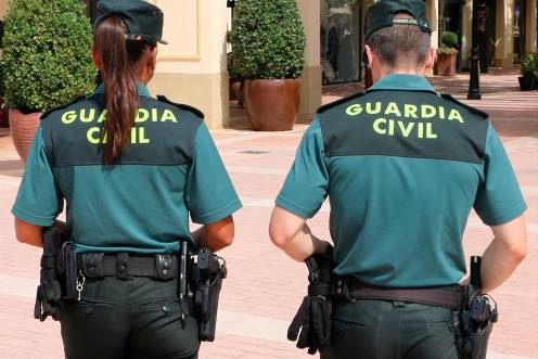 <i>Dos miembros de la Guardia Civil. / Guardia Civil. </i>