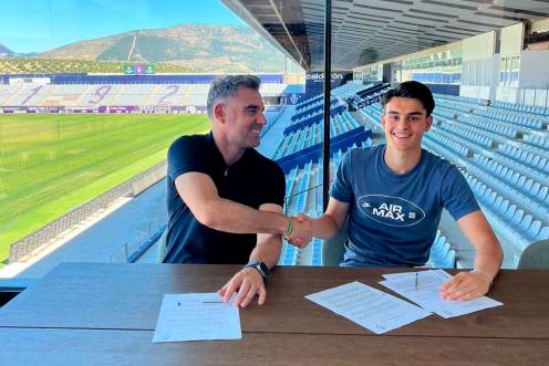 <i>Fran Anera y Rubén se estrechan la mano después de firmar el contrato.</i>