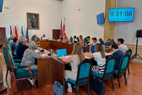 <i>Sesión plenaria del 28 de mayo de 2026. / Ayuntamiento de Baeza.</i>
