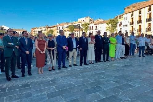 <i>Autoridades y vecinos de Baeza el día de la inauguración del Paseo de la Constitución. / Ayuntamiento de Baeza. </i>