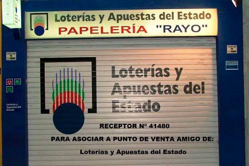<i>Puerta de la administración de loterías “El Rayo”. / Rayo-loterías García Rayo. </i>