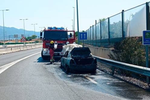 <i>Los Bomberos de Jaén, mientras terminan de extinguir el fuego. / Fran Miranda / Diario JAÉN.</i>