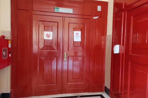 <i>Puerta de acceso a la sala de vistas de la Audiencia de Jaén. / Europa Press. </i>