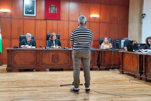 <i>El acusado prestando declaración en el juicio, en una imagen de archivo. / Europa Press. </i>