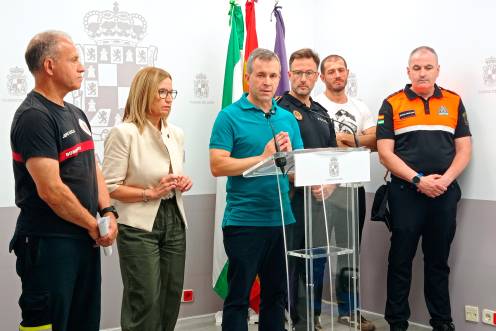 <i>El alcalde, Julio Millán, junto a la concejala de Seguridad Ciudadana, María del Carmen Angulo, y mandos de la Policía Local, Bomberos y Protección Civil.</i>