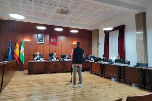 <i>El acusado prestando declaración ante el tribunal que le ha juzgado. / Europa Press.</i>