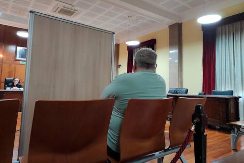 <i>El acusado, sentado en el banquillo y separado por un biombo, escucha la declaración de su exmujer. / Europa Press. </i>