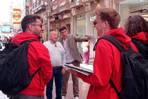<i>PASAJE DEL COMERCIO. Xuso Jones, a la derecha, recorre el centro de Linares junto a Ginés y el equipo del programa.</i>