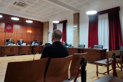 <i>El profesor acusado de abusar de dos alumnos de un IES de Úbeda durante la vista preliminar celebrada en la Audiencia de Jaén. / Europa Press.</i>