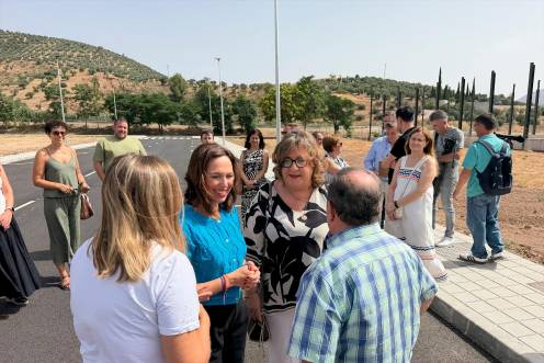 <i>Visita de la consejera Rocío Díaz al polígono Los Retiros, en Huelma. / Junta de Andalucía. </i>