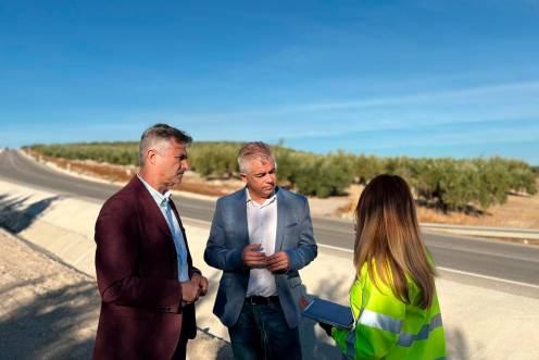 <i>José Luis Agea y el alcalde Emilio Torres han supervisado las actuaciones ya realizadas y otras en ejecución en distintas carreteras. / Diputación de Jaén.</i>