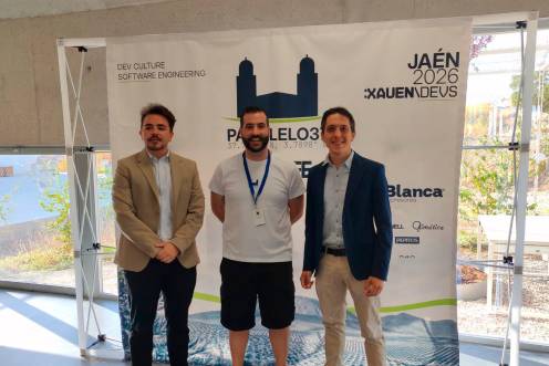 <i>Foto de familia durante la inauguración. / Ayuntamiento de Jaén. </i>