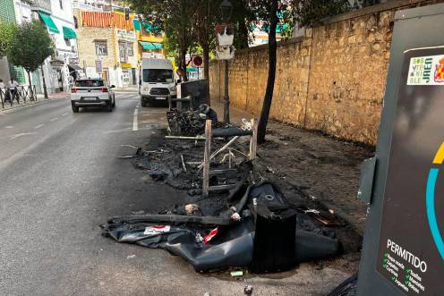 <i>Contenedores calcinados en la calle Juan Montilla. / Miguel Ángel Vega / Diario JAÉN.</i>