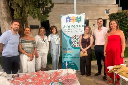 <i>El diputado de Empleo y Empresa, Luis Miguel Carmona en un estand de la Noche del Comercio de Villacarrillo. / Diputación de Jaén. </i>