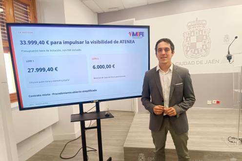 <i>Luis García Millán tras la presenntación. / Ayuntamiento de Jaén.</i>