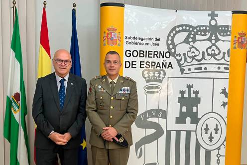 <i>El subdelegado Manuel Fernández y el general Jesús Manuel Martínez. / Subdelegación del Gobierno.</i>