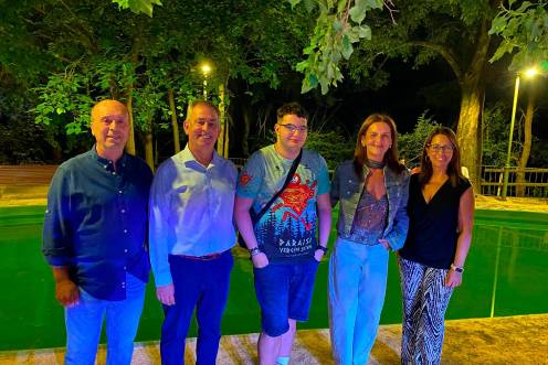 <i>Los concejales África Colomo y Javier Padorno junto a miembros de la Asociación de Vecinos de la zona residencial de Jabalcuz y el pregón de fiestas, Alejandro Castillo. / Ayuntamiento de Jaén.</i>