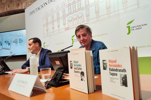 <i>Juan Latorre y Luis García Montero durante la presentación de los dos libros, que aparecen en primer plano. / Carmen Jiménez / Diario JAÉN. </i>