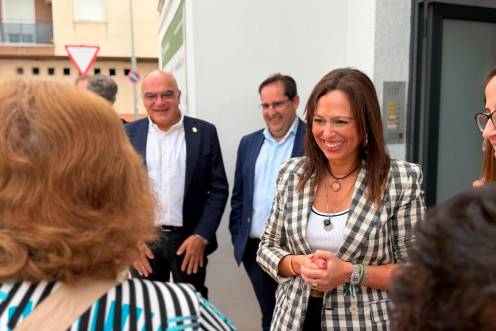 <i>Rocío Díaz visita en Jamilena las actuaciones de rehabilitación en 54 viviendas. / Junta de Andalucía.</i>