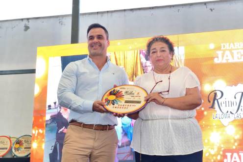 <i>El alcalde begijense, Diego Soriano, hace entrega del premio a Ana Soto. / Agustín Muñoz / Diario JAÉN.</i>