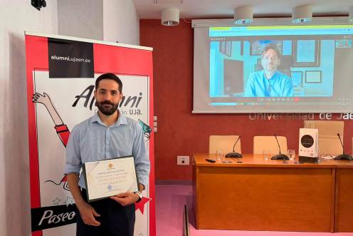 <i>Arturo Solís Sánchez y Miguel Ángel López en el acto de reconocimiento profesional. / Universidad de Jaén. </i>