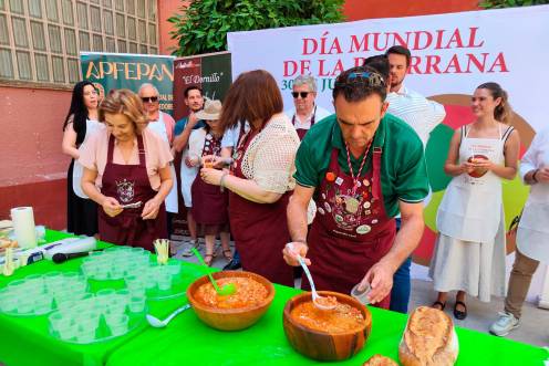 <i>Numerosos jiennenses hicieron cola para degustar una pipirrana fresquita con la que aluviar el calor reinante. / Carmen Jiménez / Diario JAÉN.</i>