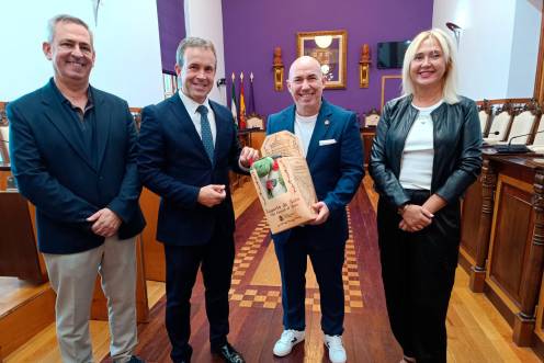 <i>Javier Padorno, concejal de mantenimiento urbano, alcalde de Jaén, Julio Millán, el pregonero Daniel Rodríguez y la primera teniente. alcalde y concejal de Cultura y Turismo, María Espejo. / Ayuntamiento de Jaén. </i>