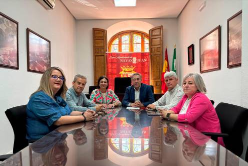 <i>Isabel Uceda presenta la convocatoria de ayudas en Navas de San Juan, con representantes de Sorihuela del Guadalimar, Chiclana de Segura y Vilches.</i>