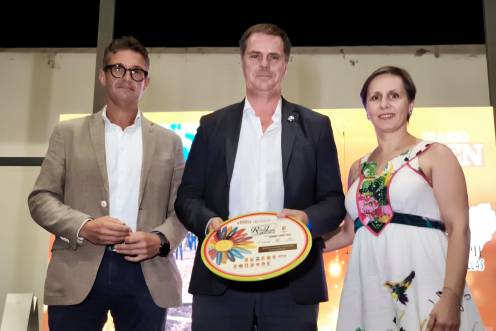 <i>Francisco Miralles, Agustín Andreu y Soledad Aranda posan con el galardón otorgado a la Fundación JAV por la Junta. / Agustín Muñoz / Diario JAÉN.</i>