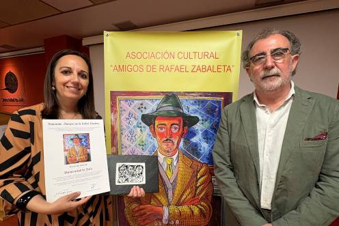 <i>Marta Torres recoge el reconocimiento en nombre de Nicolás Ruiz. / UJA.</i>