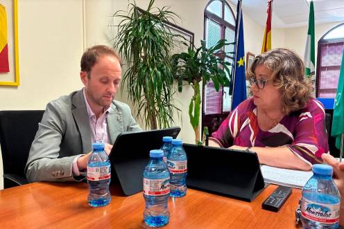 <i>Encuentro del dlegado del Gobierno de la Junta en Jaén, Erik Domínguez, con la alcaldesa de Huelma, Ana María Guzmán. / Junta de Andalucía. </i>