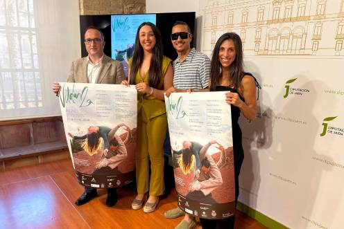 <i>José Ayala, María Dolores Ruiz, Mario Bermúdez y Catherine Coury posan con el cartel de esta sexta edición. / Diputación de Jaén.</i>