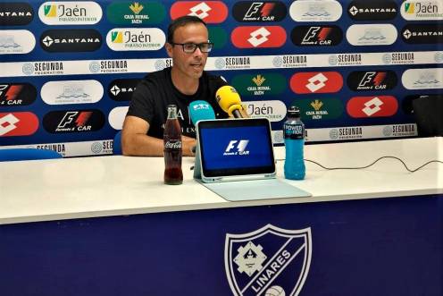 <i>Miguel de la Fuente contesta a las preguntas antes del partido ante el Betis Deportivo. / Antonio del Arco. </i>