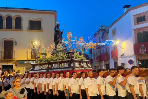 <i>Varios momentos de la procesión de San Roque por las calles de Arjonilla. / Ana Lechuga / Diario JAÉN.</i>