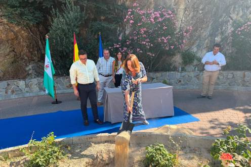 <i>Lourdes Martínez durante el acto de colocación de la primera piedra. / Diputación de Jaén. </i>