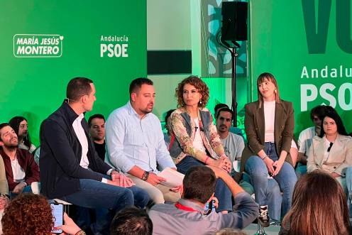 <i>Juan Latorre, Lázaro Martínez, María Jesús Montero y Aránzazu Figueroa en el mitin en Martos. / Álvaro Guzguti / Diario JAÉN.</i>
