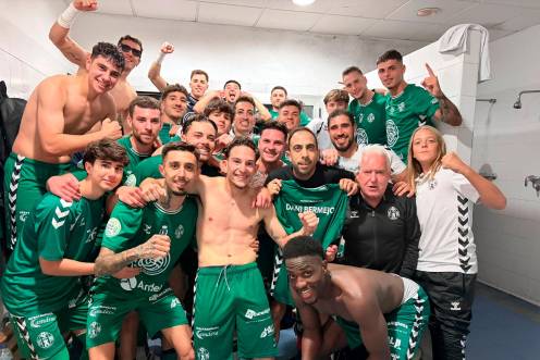 <i>Los jugadores y cuerpo técnico del Atlético Mancha Real celebran la victoria en el vestuario. / Atlético Mancha Real.</i>