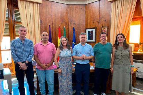 <i>El alcalde de Jaén, Julio Millán, y la concejala de Igualdad, Movimientos Sociales y Cooperación al Desarrollo, Eva Funes, en una reunión de trabajo con representantes de la asociación Somos de Colores. / Ayuntamiento de Jaén. </i>