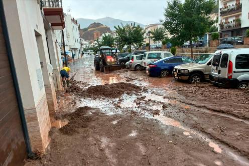 <i>Tareas de limpieza en una de las calles de Cambil afectadas por la riada del 13 de agosto. / Ayuntamiento de Cambil. </i>