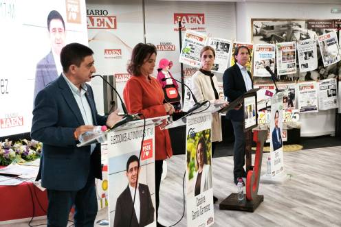 <i>Los número uno del PSOE, PP y Vox, Paco Reyes, Catalina García y Benito Morillo, durante el debate, moderado por Manuela Rosa. / Agustín Muñoz / Diario JAÉN.</i>