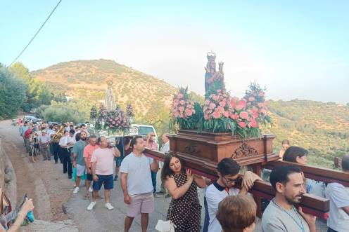 <i>Los vecinos de Hoyo Piedra acompañaron a su patrona, la Virgen de la Cabeza, con visible emoción y alegría durante todo el recorrido tradicional. / Adrián Claudio Bonache / Diario JAÉN. </i>