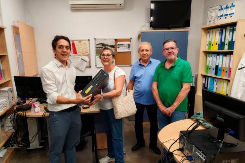 <i>Entrega a miembros de la Asociación Plataforma de Jubilados de Jaén. / Ayuntamiento de Jaén.</i>