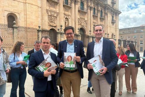 <i>Julio Millán, Óscar López y Juan Latorre en la Plaza de Santa María. / Juanfran Paredes / Diario JAÉN.</i>
