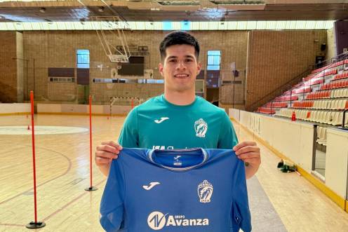 <i>Óscar Martínez posa con la camiseta del Avanza en el Pabellón de La Salobreja. / Avanza Jaén. </i>