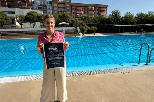 <i>Beatriz López, posa con el cartel de “Viernes Noche en La Salobreja”. / Ayuntamiento de Jaén.</i>