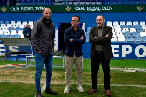 <i>Cristian Sanz y Miguel de la Fuente junto a Luis Vera, cuando el técnico fue presentado. / Antonio del Arco.</i>